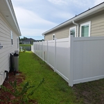 Vinyl fence with slope transition 6' to 4'
