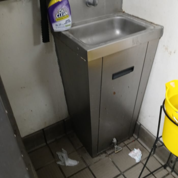 Clean an Taco Bell Restaurant
