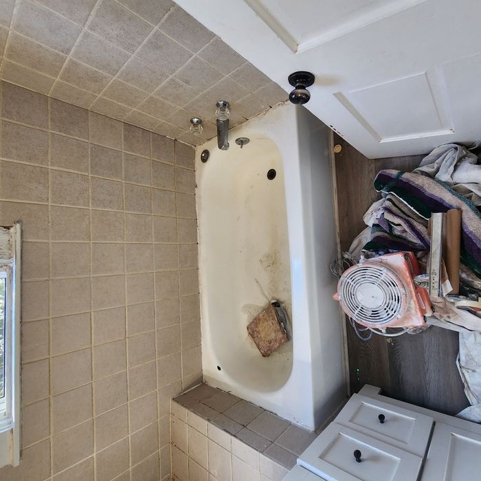 Tub and tile wainscoting