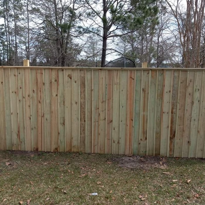 This picture perfectly encapsules why cap and trim with baffles is such an eye pleasing addition to your fence as well as an excellent source of privacy when it matters most to you and your family