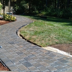 Curved walkway using Baxter Earth Tone pavers.