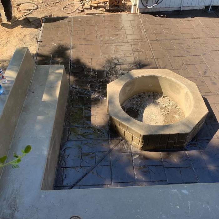 Multilevel with fireplace and bench