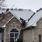Tearing off and putting down synthetic underlayment