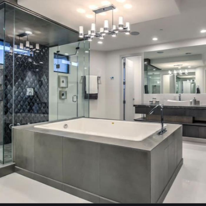 WALK-IN BATHROOM & JACUZZI