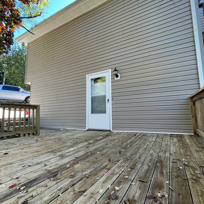 Using a plant safe cleaner, we applied low pressure to the vinyl siding and removed the dirt and algae.