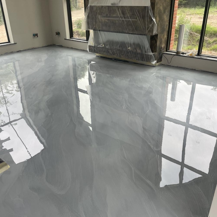 Metallic flow floor