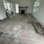 Piso original, con daños severos producto de los trabajos de restauración de paredes y techos