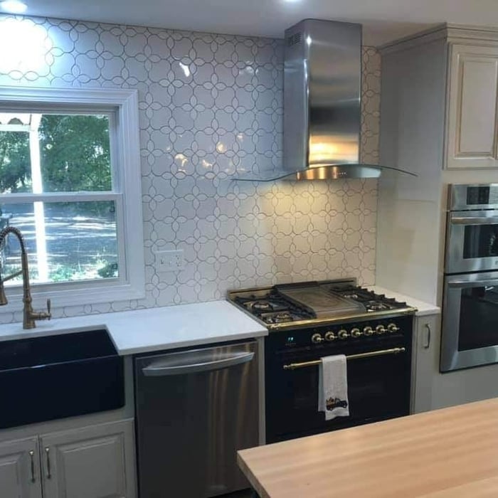 Modern Farmhouse Kitchen with Farmhouse Sink, Pull-Down Faucet, Stainless Steel Range, Range Hood, Double Wall Oven, and Dishwasher