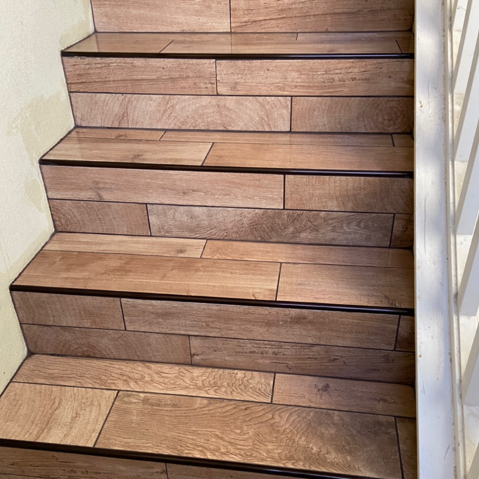 Ceramic tile with metal schlutter on the corners