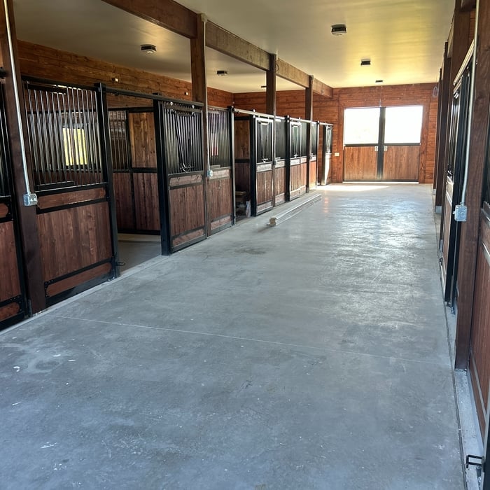 Barn (7 stalls)