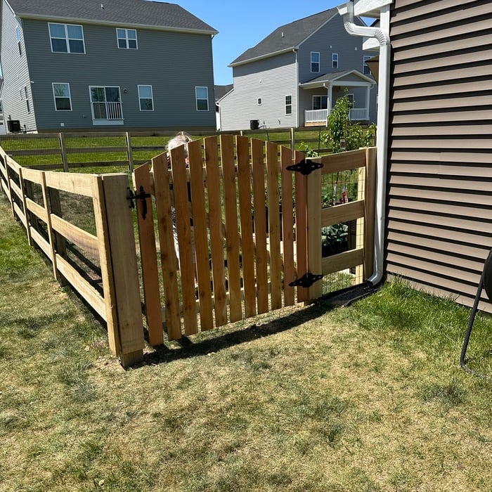 4ft 3 Baird Kentucky Board w roll top picket gate