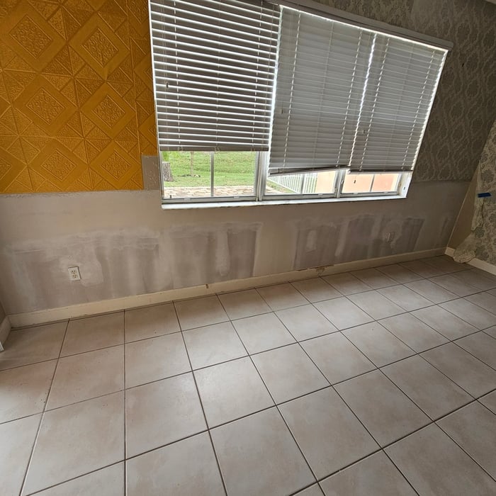 Project finish here with 3 coats still damp that's why we didn't Prime and paint here . Also once it dry the owner was going to Prime only and put new wall paper. 😎🙌