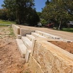 Landscape retaining wall