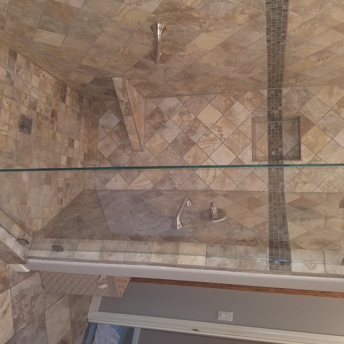Shower with niche and bench