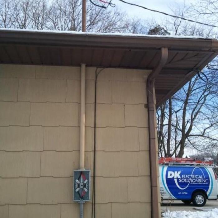 Rigid steel mast painted to match house