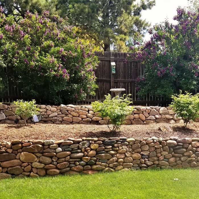Round rock wall