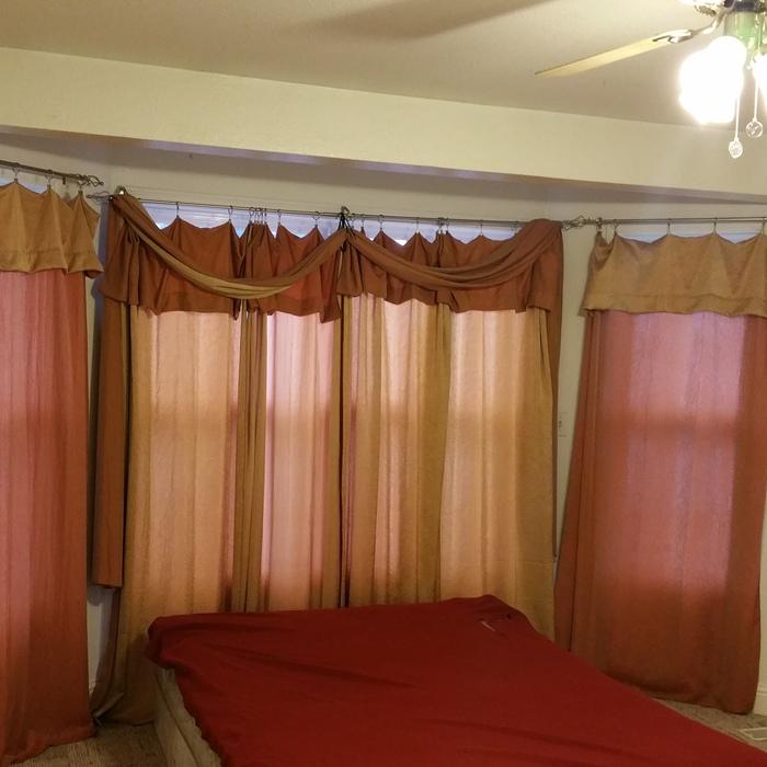 WALKI(N BAY MASTER BEDROOM UPSTAIRS