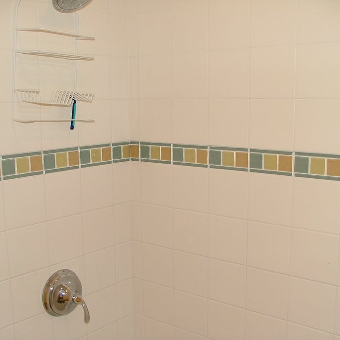 Kid's tub surround with glass accent