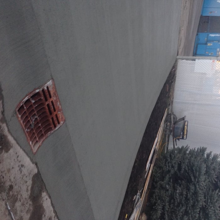 Surmountable grate in apron