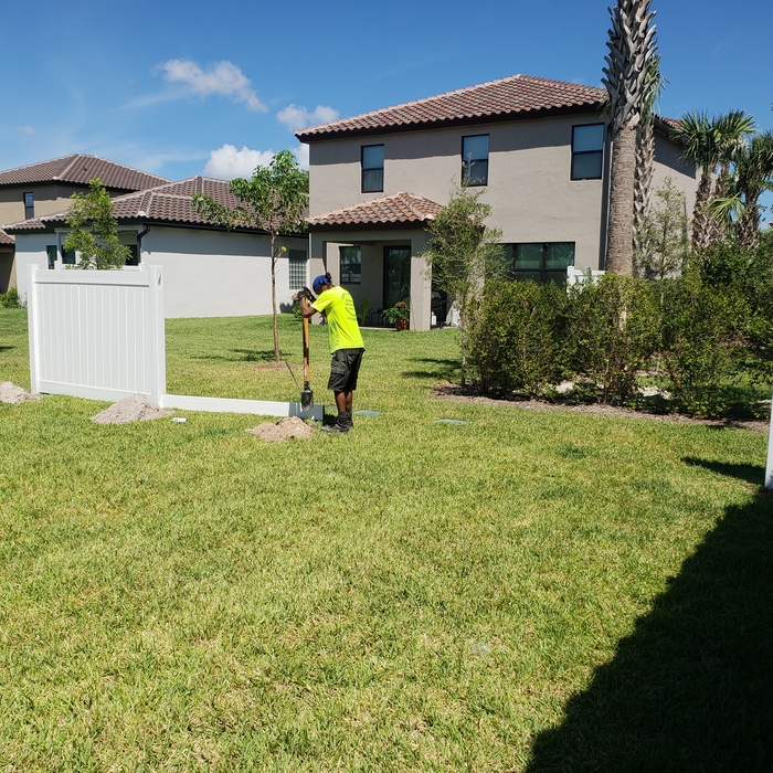 vinyl fence/ aluminum fence