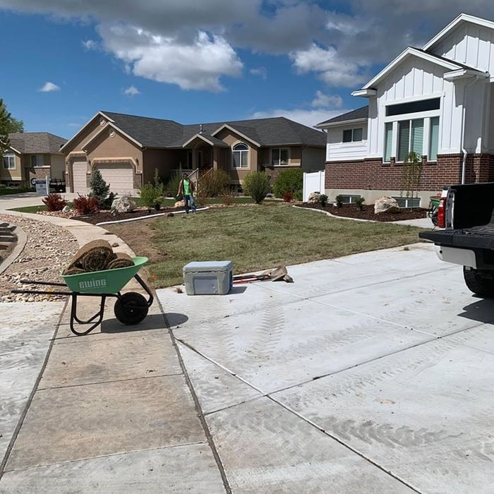 Front yard w/ decorative parkstrip