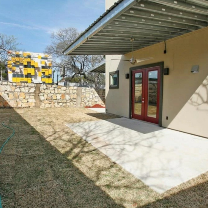 Back entrance - Side View - Concrete Patio