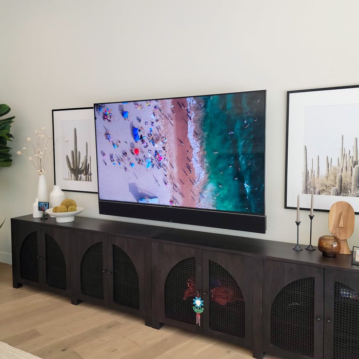 LEON Custom Horizon Soundbar OS with 85" TV